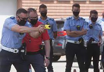 🔴 La Regione: la Consulta ha detto no agli storditori elettrici, nessuno  stop sui taser alle Polizie Locali -  - Brescia News